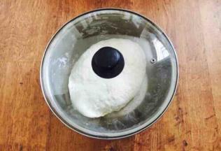 在调馅之前我们把面和好，面不妨多和一些，面要稍微柔软些。 和面时水要分次分量往里加，先把它合成絮状，然后再把面和光滑，盖上锅盖或者保鲜膜静置30分钟。