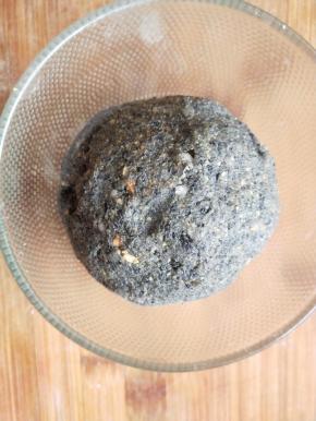 然后加入猪油混合均匀并攥成团