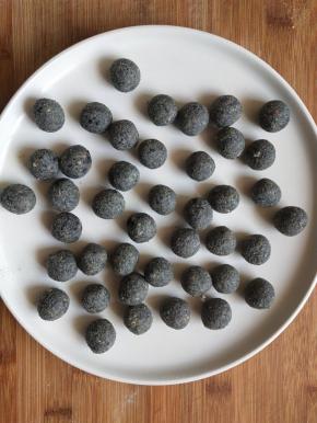 搓成一个个小圆球，大约5 6克一个就可以了，搓完放冰箱冷藏备用