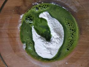 100克糯米粉加100克菠菜汁混合