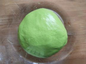 混合均匀揉成柔软的面团（不要太硬，如果硬了适当加菠菜汁这个要根据糯米粉的吸水性适当调整