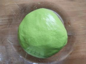 混合均匀揉成柔软的面团（不要太硬，如果硬了适当加菠菜汁这个要根据糯米粉的吸水性适当调整