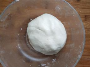 200克糯米粉加200水和成柔软的面团（同样如果感觉硬了再一点点加水进去）