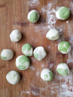 揉成小剂子不要过度揉捏否则颜色太均匀了就不好看了