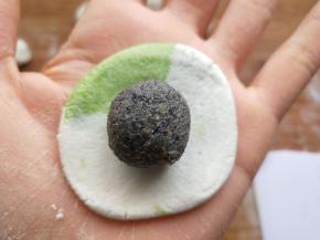 取一个小剂子摁平放一个做好的馅进去