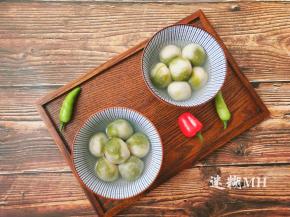 成半锅水放进汤圆，等水开后大约五六分钟，汤圆浮起来就可以吃了