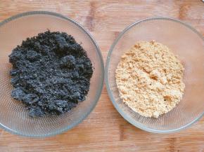 花生，黑芝麻放破壁机打碎，不要过度搅打，以免影响口感，成粉末状就可以了