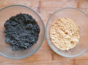 花生，黑芝麻放破壁机打碎，不要过度搅打，以免影响口感，成粉末状就可以了