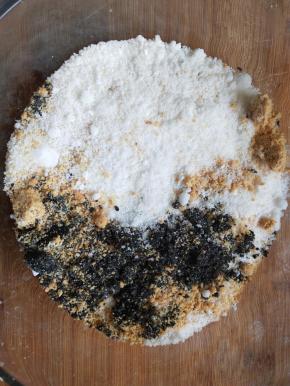 黑芝麻、花生、糖粉放一个碗里混合