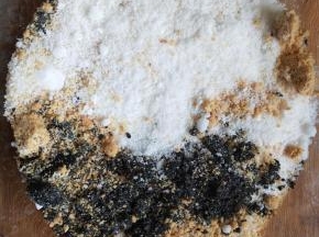 黑芝麻、花生、糖粉放一个碗里混合
