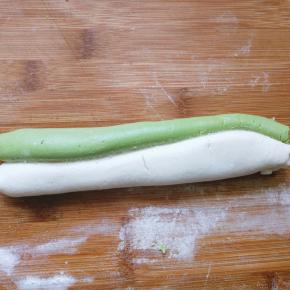 两色面团分别搓成条