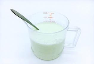 搅拌均匀，放到微波炉里加热30秒，目的是让白糖融化。