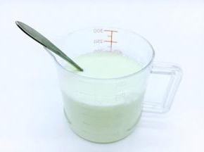 搅拌均匀，放到微波炉里加热30秒，目的是让白糖融化。