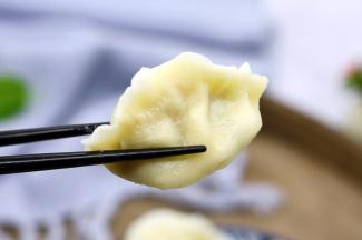 豆腐馅的饺子味道清淡，口感软糯，很适合老人和孩子吃。