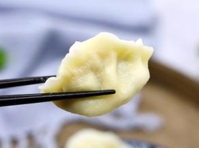 豆腐馅的饺子味道清淡，口感软糯，很适合老人和孩子吃。