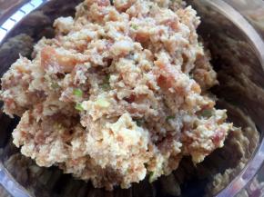 把豆腐和肉馅调匀备用。