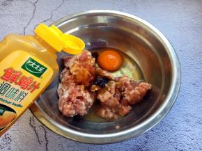 调制猪肉馅，猪肉馅选用肥瘦比例三七的肉馅，放入方子中除老抽、香油、葱花以外的所有调料，老抽暂时先放1g，把调料和肉馅朝一个方向搅拌调匀，大约调20下，再放入1g的老抽，继续朝一个方向调匀，调约20下。