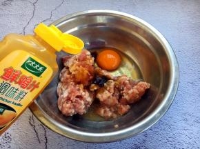 调制猪肉馅，猪肉馅选用肥瘦比例三七的肉馅，放入方子中除老抽、香油、葱花以外的所有调料，老抽暂时先放1g，把调料和肉馅朝一个方向搅拌调匀，大约调20下，再放入1g的老抽，继续朝一个方向调匀，调约20下。