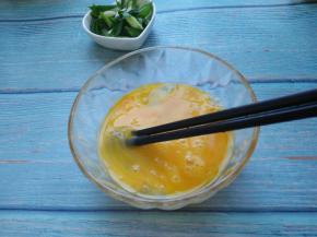 鸡蛋打入碗，打散，切葱花