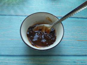 黄豆酱加入水，拌匀备用