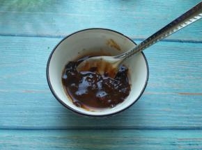 黄豆酱加入水，拌匀备用