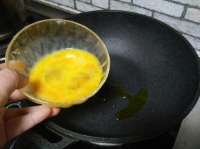 油热，加入鸡蛋液