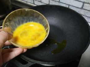 油热，加入鸡蛋液