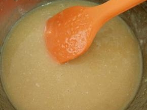 转化糖浆、玉米油和枧水混合，搅打均匀。