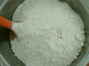 加入面粉，翻拌至看不见干粉。