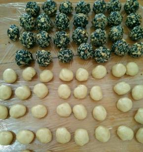 称重量，月饼皮20克，五仁馅30克。