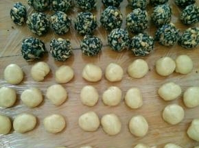 称重量，月饼皮20克，五仁馅30克。