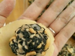 取个月饼皮，用手掌稍微压扁，放上五仁馅。