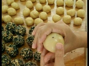 用虎口慢慢往下推。