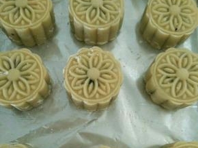 压出来，放到烤盘。表面喷水。