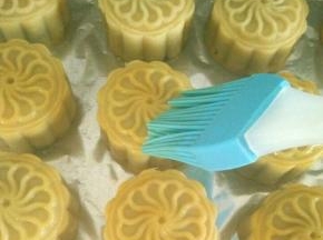 放到预热好的烤箱上管180度下管160度烤五分钟定型，然后拿出来刷蛋液。