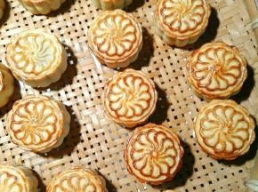 再放回烤箱，调上管160度下管140度烤10分钟左右。月饼表面变黄就可以了。