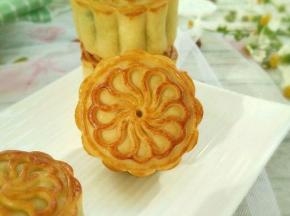 月饼凉凉后就放到袋子，等待回油后更好吃。