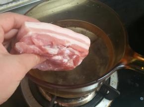 五花肉放入凉水中