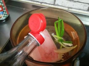 加入葱姜，八角，桂皮，料酒，大火烧开，撇去浮木，再小火煮20分钟。