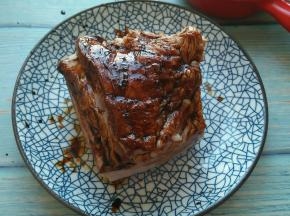 取出肉，抹上老抽