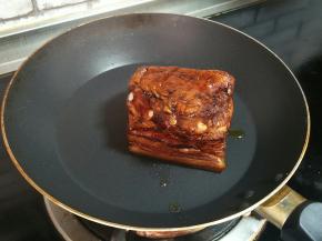 放锅里，先皮朝下，煎出油，再依次把其它面都煎一下，取出，切厚片