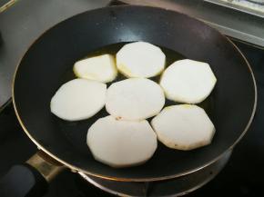 锅底油，煎芋头片