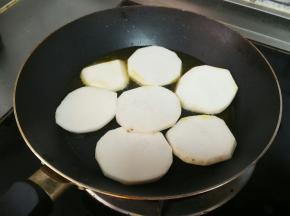 锅底油，煎芋头片