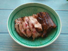 五花肉片摆碗里