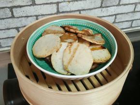 再把芋头摆在五花肉上，将料汁淋在芋头上，大火蒸一小时，出锅倒掉蒸出来的肥油。（料汁:生抽、白糖、盐混合拌匀）