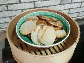 再把芋头摆在五花肉上，将料汁淋在芋头上，大火蒸一小时，出锅倒掉蒸出来的肥油。（料汁:生抽、白糖、盐混合拌匀）