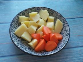 土豆，胡萝卜去皮切块。