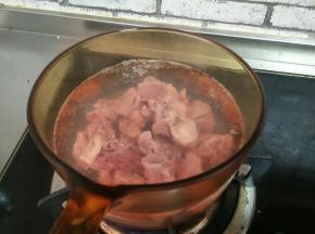 牛肉放入冷水，大火加热，撇出浮沫，捞出牛肉。