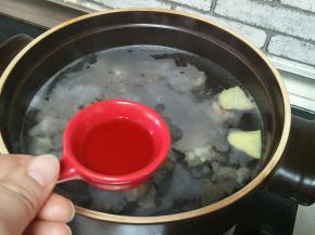 牛肉再次加入冷水中加入姜片、料酒