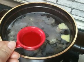 牛肉再次加入冷水中加入姜片、料酒